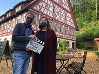 Caro Daube (Produzentin) und Marcus Rosenm&uuml;ller am Set von &quot;Waldgericht - Ein Schwarzwaldkrimi&quot;